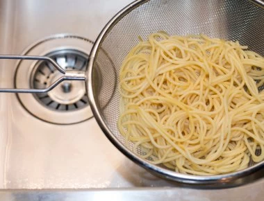 Μήπως σουρώνεις λάθος τα μακαρόνια τόσα χρόνια;